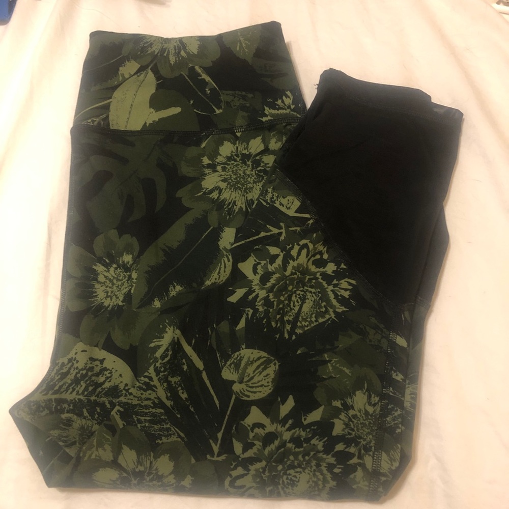 7/8 length athletic pants with black mesh